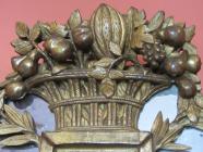 Détail du fronton miroir d'époque Louis XVI.