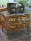 Commode sauteuse d'époque Louis XV, écritoire Japon fin XVII.