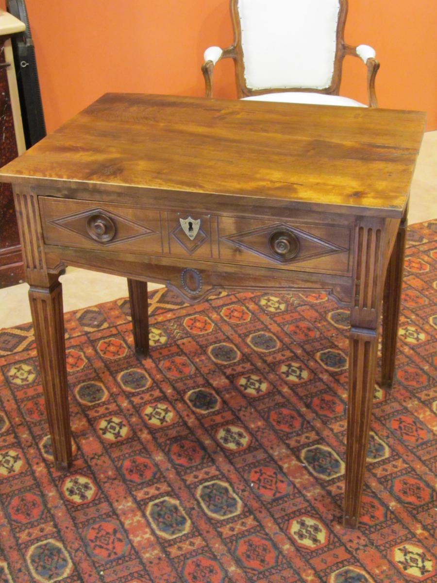 Table XVIII - Table en noyer pouvant faire office de bureau ou console,piétement à cannelures et grand tiroir en façade. Epoque Louis XVI