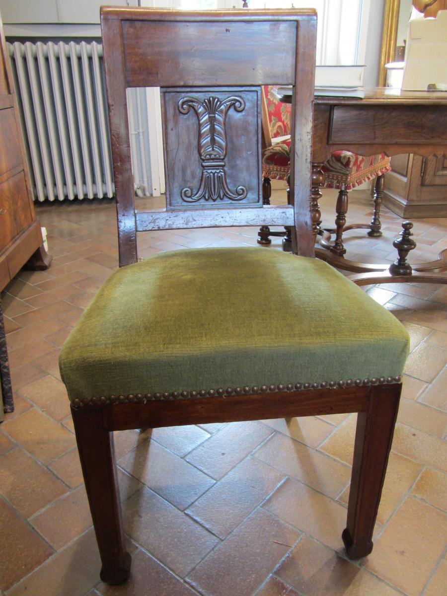 Chaise en placage et acajou massif d'une série de six,pieds reproduisant le fourreau de glaive romain.